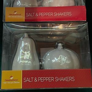 Salt and pepper shakers with stoppers